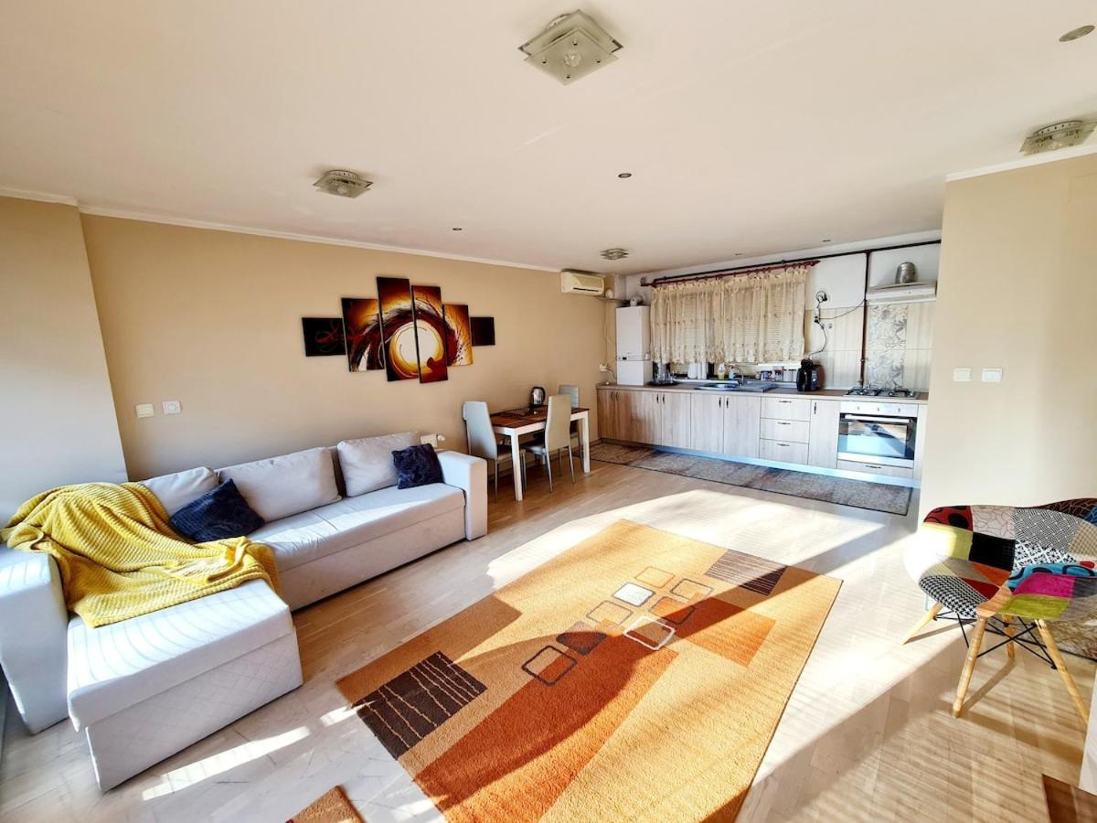 Cozy Open Space Near Old Center Of With Private Parking Space
